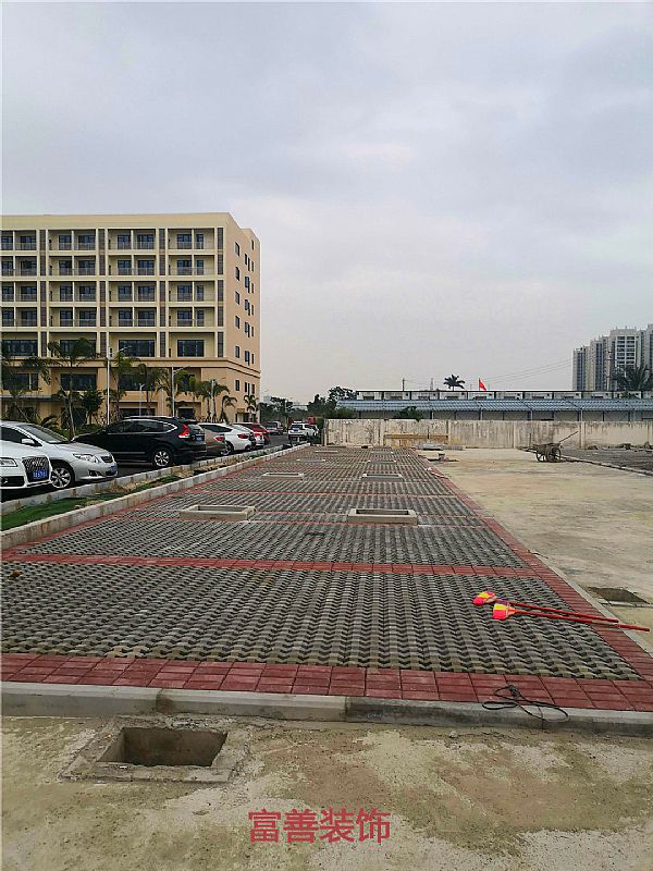 椰海大道高鐵辦公樓停車廣場(chǎng)磚鋪貼項(xiàng)目施工