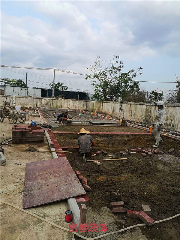 椰海大道高鐵辦公樓停車廣場(chǎng)磚鋪貼項(xiàng)目施工
