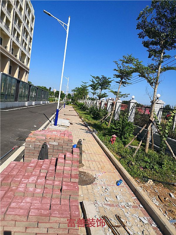 椰海大道高鐵辦公樓停車廣場(chǎng)磚鋪貼項(xiàng)目施工