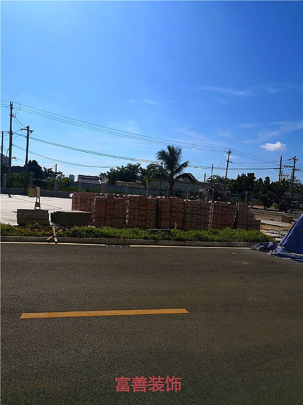 椰海大道高鐵辦公樓停車廣場(chǎng)磚鋪貼項(xiàng)目施工