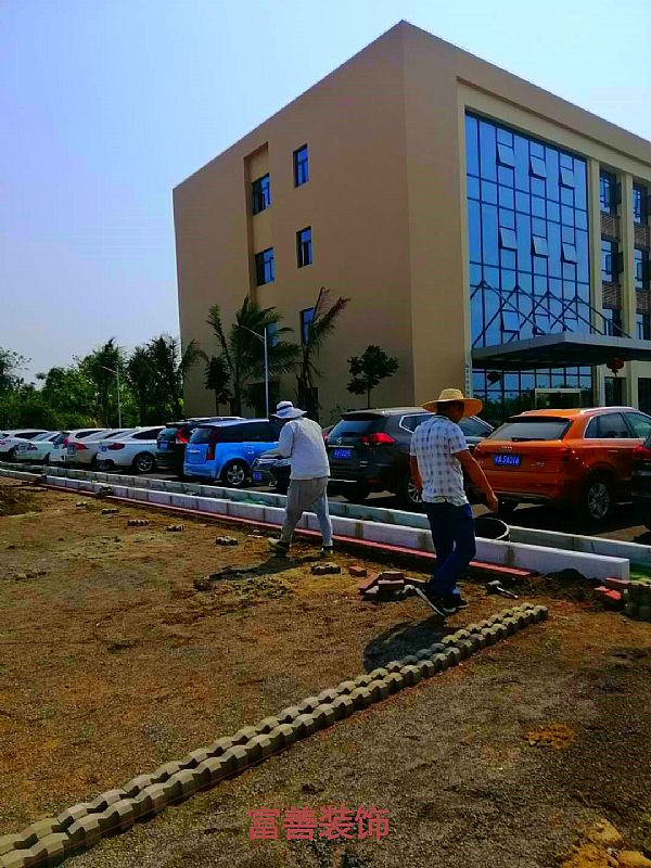 椰海大道高鐵辦公樓停車廣場(chǎng)磚鋪貼項(xiàng)目施工